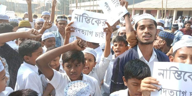 মহিপুরে বিদ্যালয় ম্যানেজিং কমিটি সভাপতির পদত্যাগ ঘোষনার পর ক্লাসে শিক্ষার্থীরা