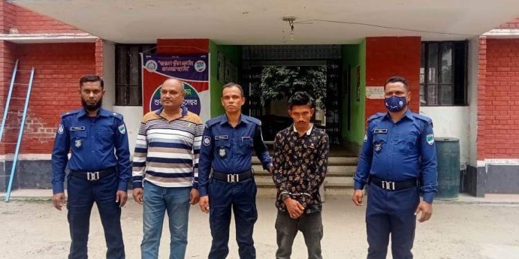 নড়াইলের নড়াগাতি থানা পুলিশের অভিযানে শিপন নামের এক ব্যক্তি আটক