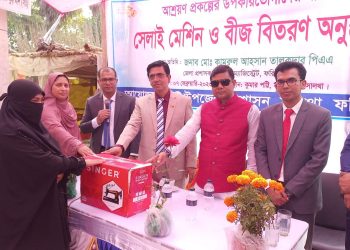 সালথায় আশ্রায়ন প্রকল্পে সেলাই মেশিন ও বীজ বিতরণ