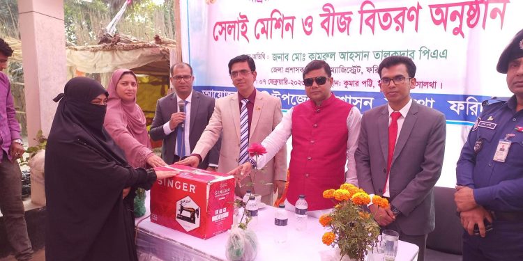 সালথায় আশ্রায়ন প্রকল্পে সেলাই মেশিন ও বীজ বিতরণ