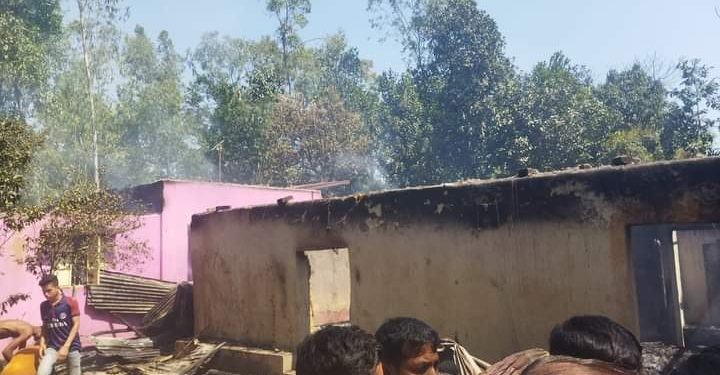 বাঁশখালীর পুকুরিয়ার গুচ্ছ গ্রামে ৩ ঘর পুড়ে ছাই