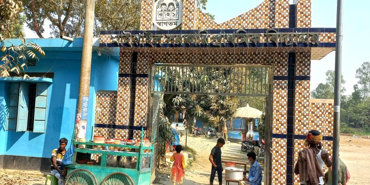 বেলকুচিতে পাঠদান বন্ধ রেখে ডিজে গানের সাথে নাচে মেতেছে শিক্ষার্থীরা