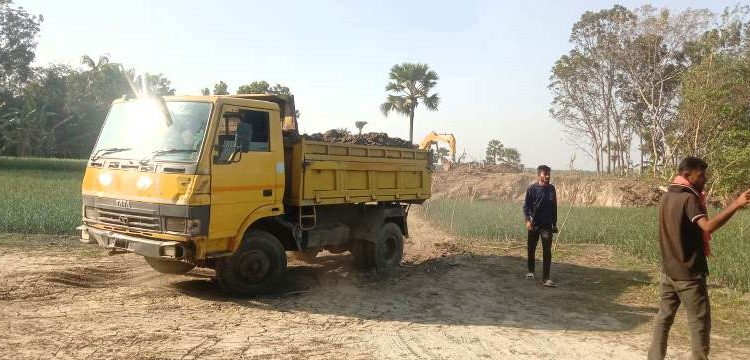 সালথায় ফসলি জমিতে মাটি কাটায় ৩ জনকে কারাদণ্ড