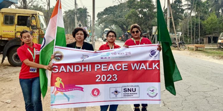 মহাত্মা গান্ধীর অহিংসা শান্তির বাণী ছড়িয়ে দিতে কলকাতা থেকে-৪ নারী