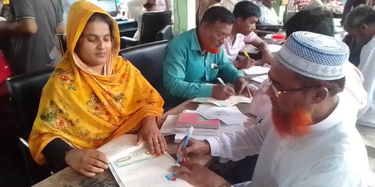 ধামইরহাটে চকপ্রসাদ সরকারি প্রাথমিক বিদ্যালয়ে জমি দান করলেন প্রধান শিক্ষক আবু সালেহ