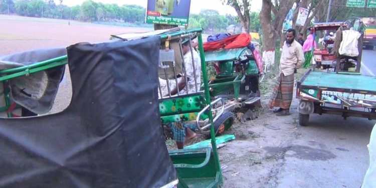 নগরকান্দায় বাস -ইজিবাইক মুখোমুখি সংঘর্ষ নিহত-২, আহত-৩