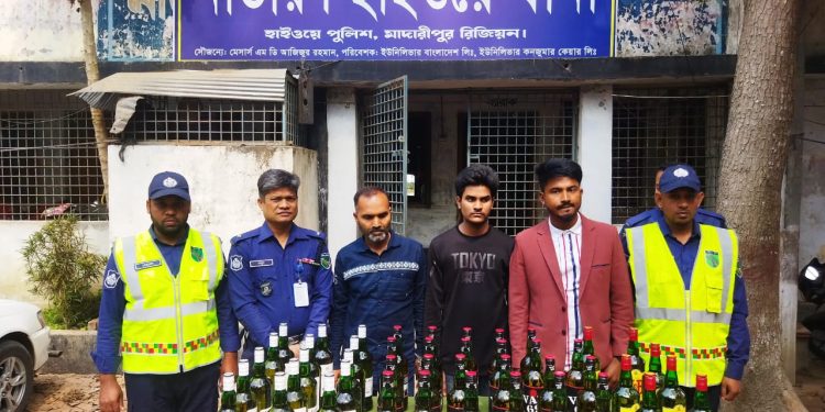 নাভারণে বিপুল পরিমাণ বিদেশি মদ সহ ৩ চোরাকারবারী আটক