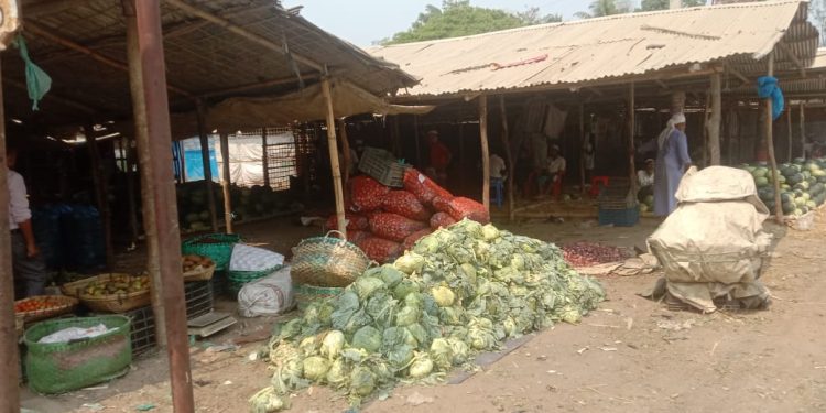উখিয়ার বালুখালী পান বাজার ইজারা নিয়ে সাধারণ মানুষের প্রশ্নের শেষ নেই