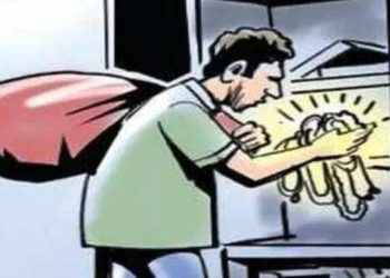 দোকান থেকে দিনে দুপুরে আড়াই লাখ টাকা চুরি