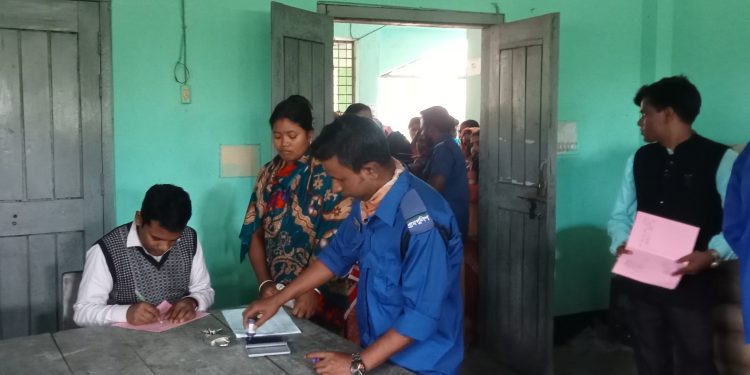 বদলগাছীতে ভিজিডির কার্ড বিতরণে ব্যাপক অনিয়ম