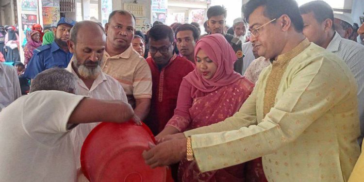 ১হাজার ৮শ’ ৩৬জেলের মাঝে  পটুয়াখালীতে মৎস্য ভিজিএফ’র চাল বিতরন