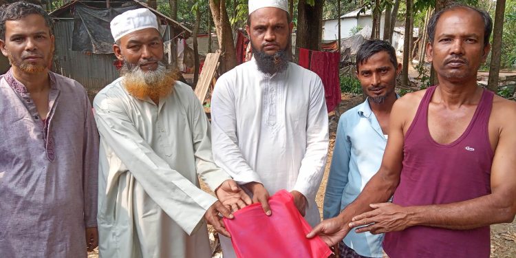 বাঁশখালীতে অগ্নিকাণ্ডে ক্ষতিগ্রস্ত পরিবারের মাঝে সৌদি প্রবাসী হায়দারের বস্ত্র বিতরণ