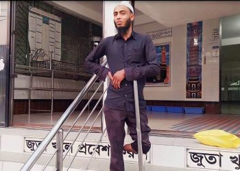 মসজিদে নামাজ পড়ে এসে দেখে অটোরিকশা নেই