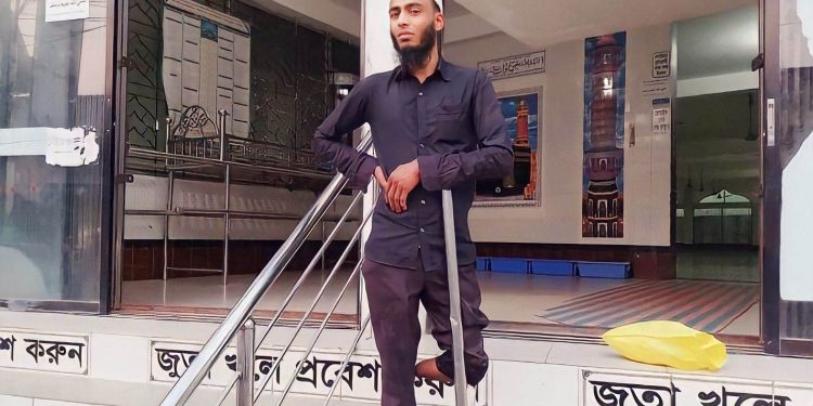 মসজিদে নামাজ পড়ে এসে দেখে অটোরিকশা নেই