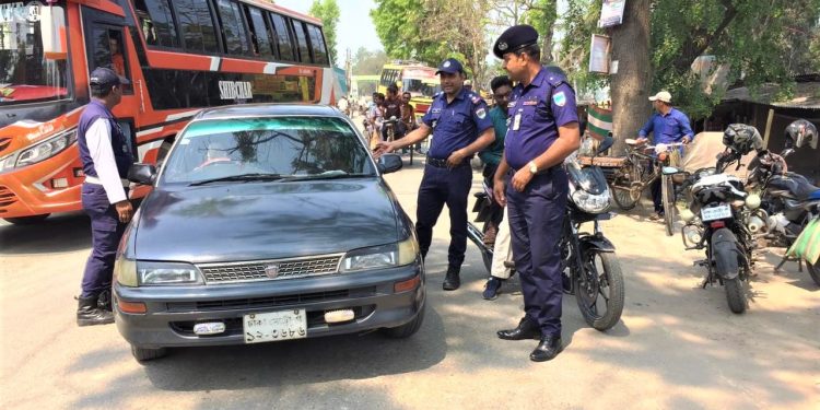 নড়াইলে ট্রাফিক আইন অমান্য করায় জরিমান