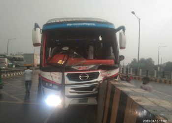 নিয়ন্ত্রণ হারিয়ে আইল্যান্ড এর উপর শরীয়তপুর ট্রান্সপোর্ট পরিবহনের বাস