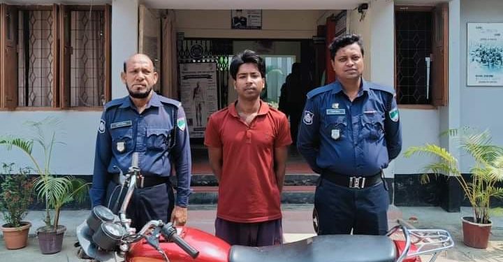 সাতক্ষীরার কালিগঞ্জ থানায় চোরাইকৃত একটি মটরসাইকেল সহ গ্রেপ্তার ০১
