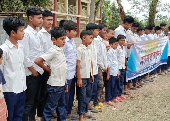 নড়াইলে প্রধান শিক্ষক অপসারণের দাবিতে ছাত্রছাত্রীদের মানববন্ধন