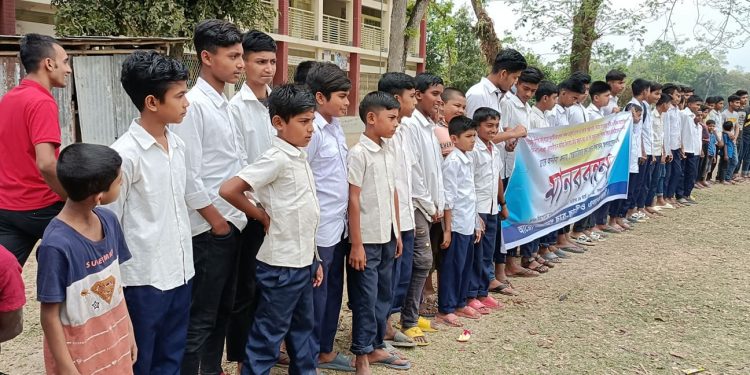 নড়াইলে প্রধান শিক্ষক অপসারণের দাবিতে ছাত্রছাত্রীদের মানববন্ধন