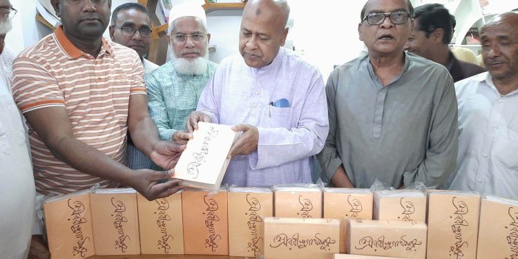 ধামইরহাটে মজিবুর রহমান স্মৃতি গ্রন্থাগারে দূর্লভ বই প্রদান করলেন: এমপি শহীদুজ্জামান সরকার