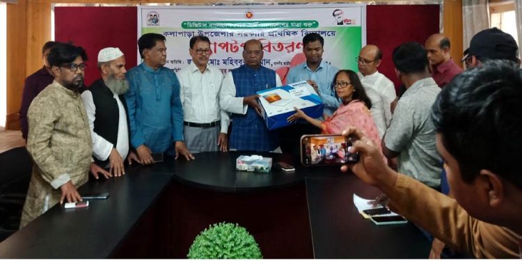 পটুয়াখালীতে ল্যাপটপ পেল ১৬৩ সরকারি প্রাথমিক বিদ্যালয়