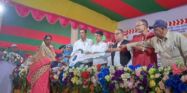 বাগেরহাটে জমিসহ ঘর পেলেন হতদরিদ্র ৬৯৬ ভূমিহীন পরিবার