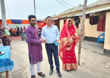 আশ্রয়নে বিয়েঃ উপহার নিয়ে গেলেন ইউএনও