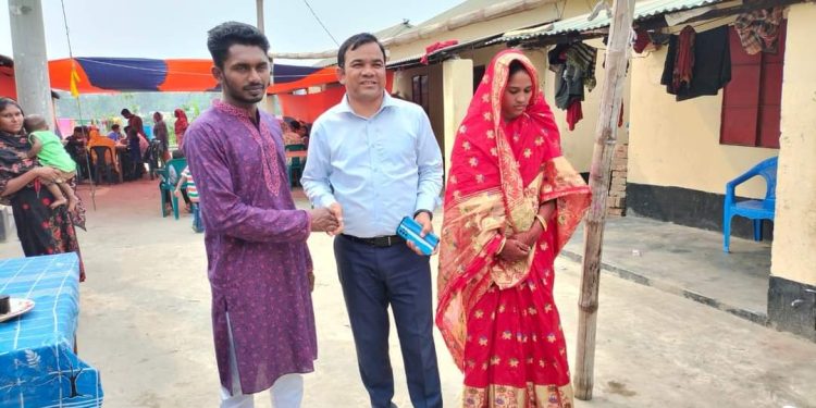 আশ্রয়নে বিয়েঃ উপহার নিয়ে গেলেন ইউএনও