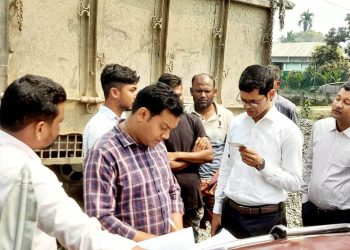 তেতুলিয়া -পঞ্চগড় মহা সড়কের উপরে অবৈধভাবে পাথর-বালু স্তুপ করে রাখার দায়ে তিন ব্যক্তির অর্থদন্ড