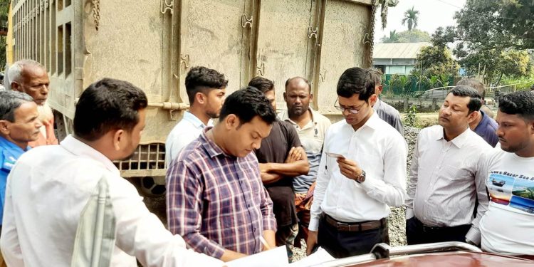 তেতুলিয়া -পঞ্চগড় মহা সড়কের উপরে অবৈধভাবে পাথর-বালু স্তুপ করে রাখার দায়ে তিন ব্যক্তির অর্থদন্ড