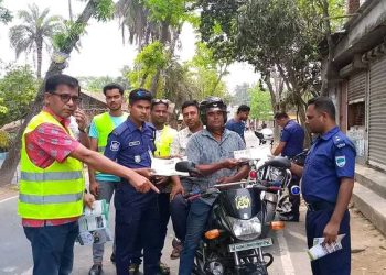 নিরাপদ সড়ক চাই ডুমুরিয়া উপজেলা শাখার লিফলেট বিতরণ