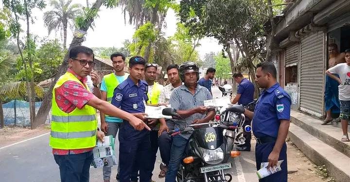 নিরাপদ সড়ক চাই ডুমুরিয়া উপজেলা শাখার লিফলেট বিতরণ