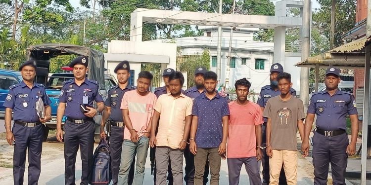 হালুয়াঘাটে ডাকাত দলের পাঁচ সদস্য আটক