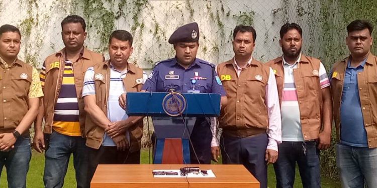 নরসিংদীতে অস্ত্র-গুলি, ইয়াবা ও সিএনজি সহ চারজন গ্রেফতার