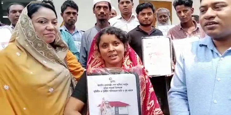 প্রধানমন্ত্রীর ভার্চুয়ালি উ‌দ্বোধন বাঁশখালীতে আবারো নতুন ঘর পেল ৮০টি পরিবার