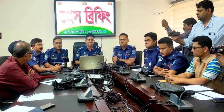 ফরিদপুরে পুলিশের প্রেস ব্রিফিং: বাবা-ছেলেকে নির্যাতনের ঘটনায় গ্রেফতার-৪