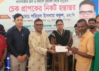 লালপুরে সরকারী ভাবে গরু, ভেড়া ও আর্থিক চেক বিতরণ