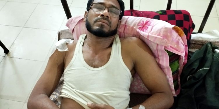 নড়াইলে খড়রিয়া মাধ্যমিক বালিকা বিদ্যালয়ের শিক্ষকে কুপিয়ে জখমের অভিযোগ