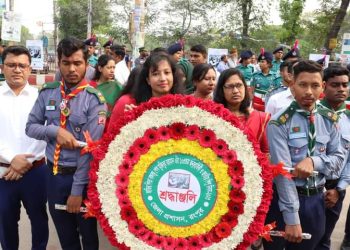 রংপুর বিভাগীয় কমিশনারের পুষ্পস্তবক অর্পণ