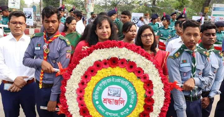 রংপুর বিভাগীয় কমিশনারের পুষ্পস্তবক অর্পণ