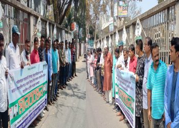 পাইইকগাছায় ৪ সাংবাদিকসহ ৫ জনের নামে মিথ্যা মামলা ও হয়রানির প্রতিবাদে মানববন্ধন