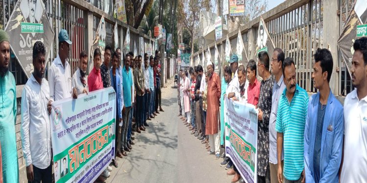 পাইইকগাছায় ৪ সাংবাদিকসহ ৫ জনের নামে মিথ্যা মামলা ও হয়রানির প্রতিবাদে মানববন্ধন
