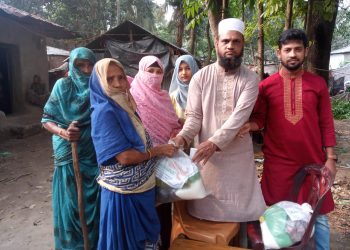 বাঁশখালীতে ওমান প্রবাসী মোহাম্মদ হাসানের পক্ষ থেকে খাদ্য সামগ্রী বিতরণ