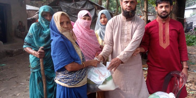 বাঁশখালীতে ওমান প্রবাসী মোহাম্মদ হাসানের পক্ষ থেকে খাদ্য সামগ্রী বিতরণ