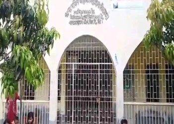 পত্নীতলায় বঙ্গবন্ধুর জন্ম দিবসে উত্তোলন করা হয়নি জাতীয় পতাকা, খোলা হয়নি বিদ্যালয়ের তালা