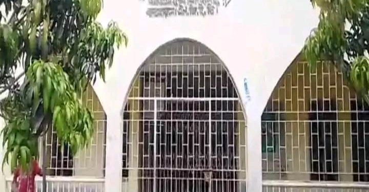 পত্নীতলায় বঙ্গবন্ধুর জন্ম দিবসে উত্তোলন করা হয়নি জাতীয় পতাকা, খোলা হয়নি বিদ্যালয়ের তালা