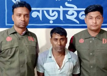 গাঁজা ঘরের মেঝেতে পুঁতে ও রক্ষা হয়নি শিমুুলের