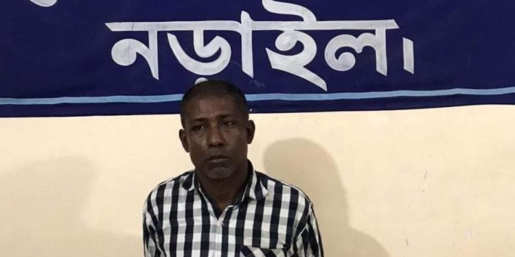 নড়াইলে ডিবি’র অভিযানে মাদকসহ ১৩ মামলার আসামি গ্রেপ্তার