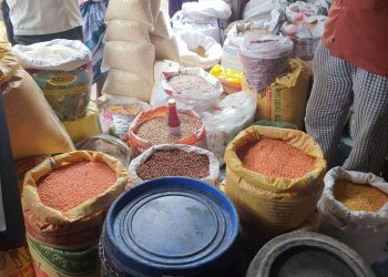 নড়াইলে মুরগীর বাজারে ভোক্তা অধিকারের অভিযানে দোকান ছেড়ে পালিয়েছে ব্যবসায়ীরা