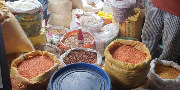 নড়াইলে মুরগীর বাজারে ভোক্তা অধিকারের অভিযানে দোকান ছেড়ে পালিয়েছে ব্যবসায়ীরা